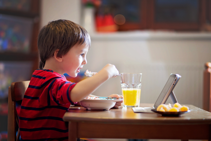 Prečo deťom nepúšťať TV a tablet počas jedenia? 1